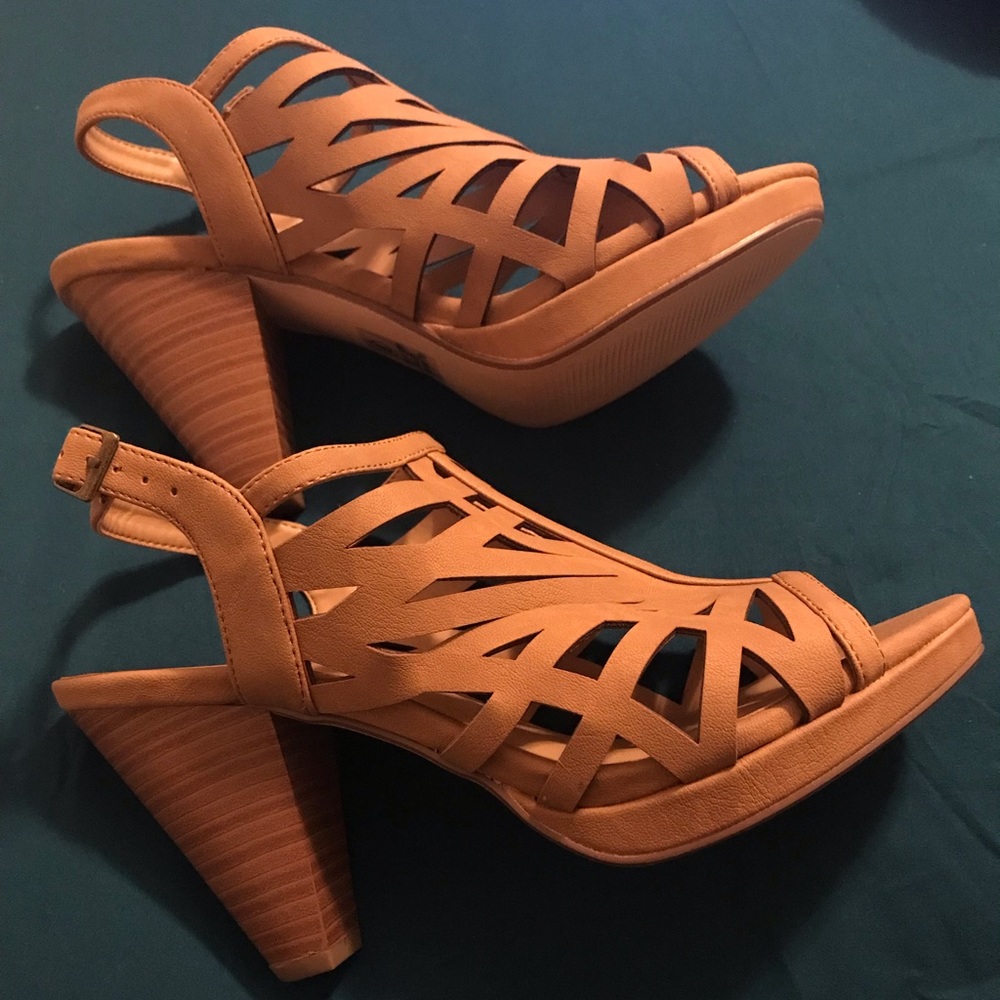 Mid high heels! Size 8. Brown color .
